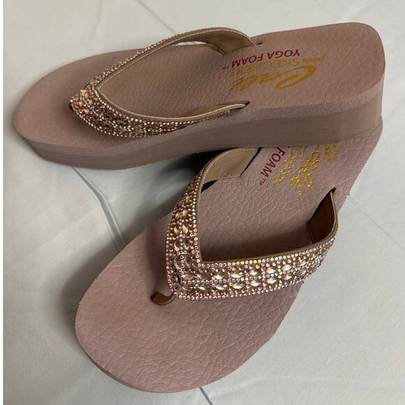 Cali Sketcher Taupe Yoga Foam Rhinestone Flip Flops Size 9 Worn A Few Minutes - Picture 3 of 11